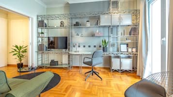 Apartamento, 1 habitación | Zona de estar | Smart TV de 43 pulgadas con canales por satélite, una televisión