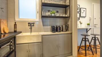 Apartamento, 1 habitación | Cocina básica privada | Frigorífico grande, horno, placa de cocina y máquina de café espresso