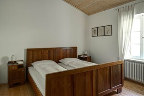 4 bedrooms, desk, iron/ironing board, travel cot