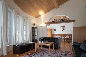 Smart TV, chimenea, libros, biblioteca de música