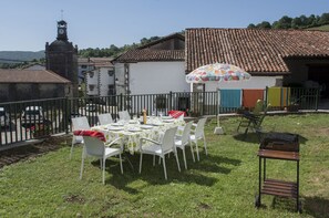 Outdoor dining - RURAL HOUSE IN SIERRA DE ARALAR, 4O KM FROM SAN SEBASTIAN-30 PAMPLONA 12 PEOPLE (Baráibar)