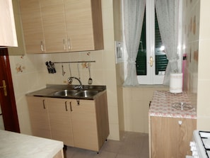 Asciugacapelli, asciugamani, sapone, shampoo