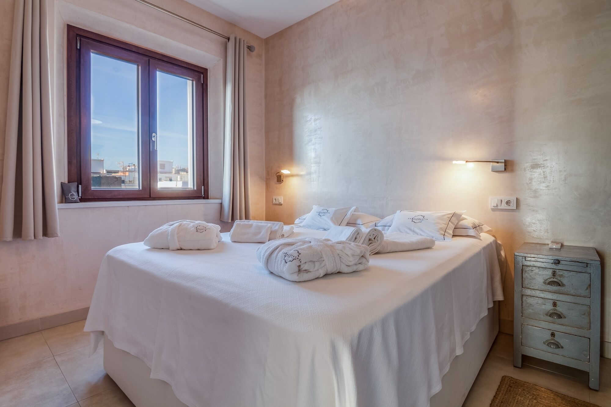 1 habitación, tabla de planchar con plancha y ropa de cama 
