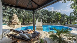 Una piscina al aire libre