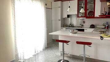 Frigorífico, microondas, horno y placa de cocina