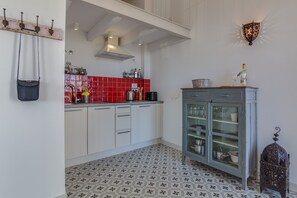 Fridge, dishwasher, coffee/tea maker, toaster