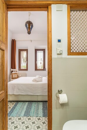 1 bedroom, iron/ironing board, internet, bed sheets