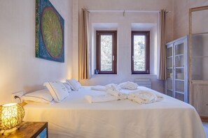 1 slaapkamer, een strijkplank/strijkijzer, internet, beddengoed