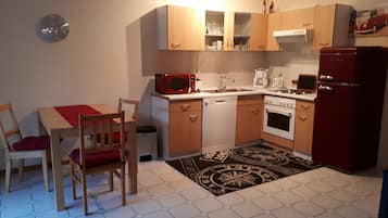 Réfrigérateur, micro-ondes, plaque de cuisson, lave-vaisselle