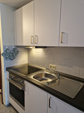 ثلاجة، فرن، موقد طهي مسطح، ماكينة لصنع القهوة/الشاي