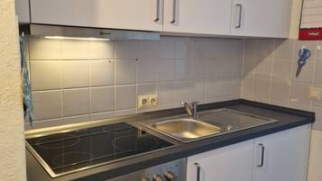 Réfrigérateur, four, plaque de cuisson, cafetiÚre/bouilloire