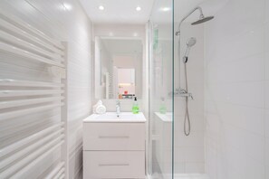 Douche, sèche-cheveux, serviettes fournies, savon