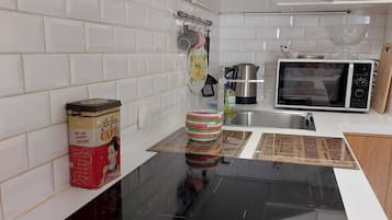Frigorífico, microondas, horno y placa de cocina