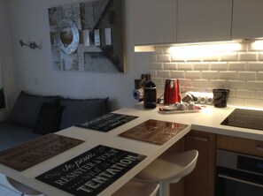 ثلاجة، ميكروويف، فرن، موقد طهي مسطح