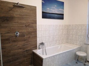 Bañera, secador de pelo, toallas, jabón