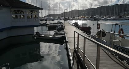 Gran catamarán atracado, un casco solo para usted (1cpl), el otro para sus invitados