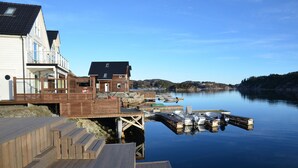 A waterfront property with a wooden deck, a dock, and a boat. - Fishing, 2 top boats, swimming, SUP, workation, relaxing, everything is possible (Urangsvåg)