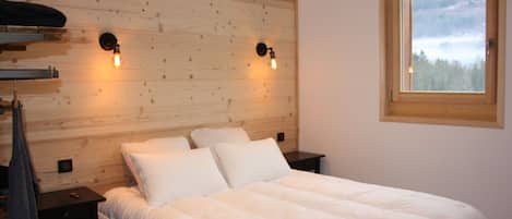 3 habitaciones, tabla de planchar con plancha y cuna de viaje