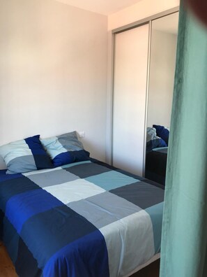 1 chambre, fer et planche à repasser, Wi-Fi gratuit, draps fournis