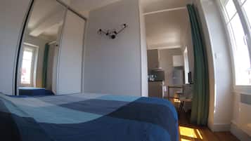 1 dormitorio, tabla de planchar con plancha, wifi gratis y ropa de cama