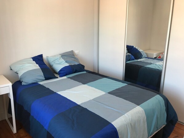 1 chambre, fer et planche à repasser, accès au Wi-Fi (inclus)