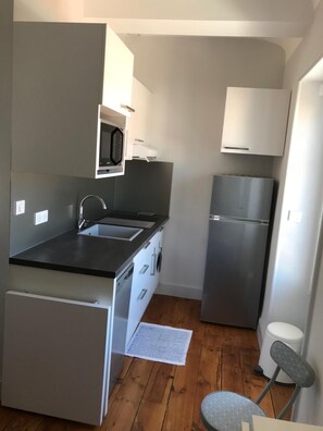 Refrigerador, microondas, horno y parrilla de estufa 