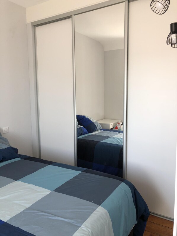 1 habitación, tabla de planchar con plancha, wifi gratis y ropa de cama 