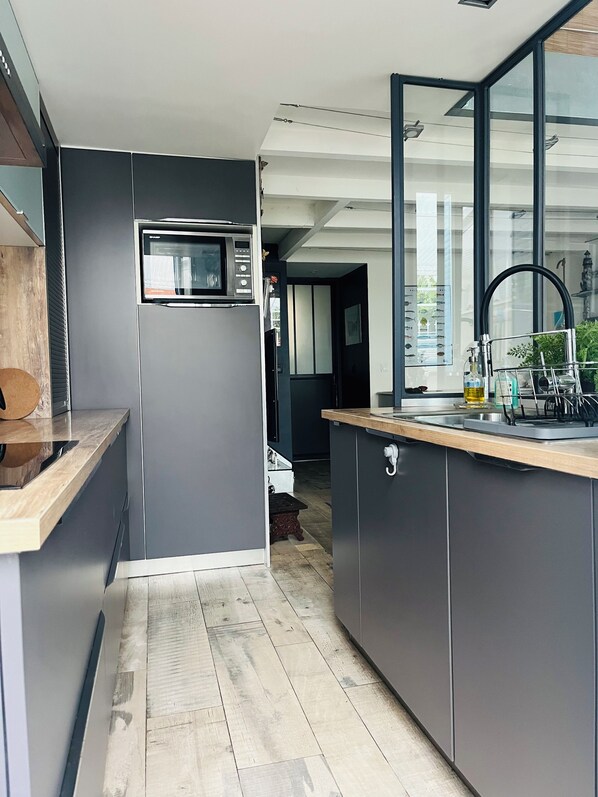 Micro-ondes, four, plaque de cuisson, lave-vaisselle