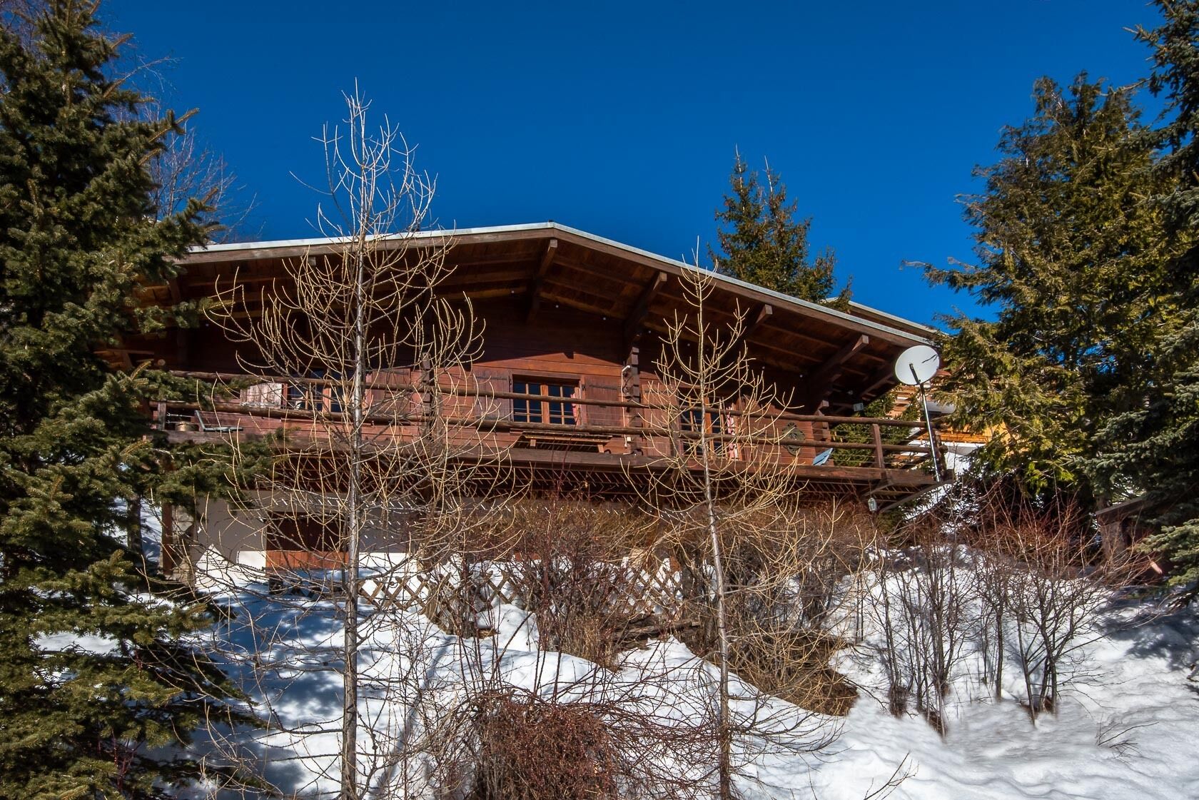 Traditional chalet high capacity wood cottage