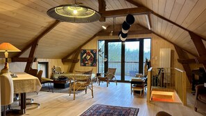 Televisie, een dvd-speler, boeken en een filmbibliotheek