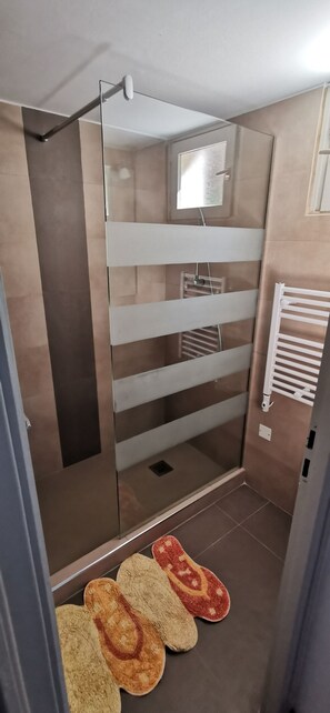 Een douche, een haardroger, toiletpapier