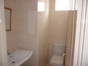 Regadera, secadora de cabello, toallas 