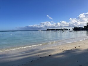 Playa en los alrededores y toallas de playa 