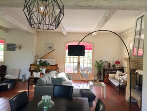 TV, caminetto, lettore DVD, tavolo da calcetto