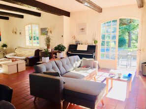 TV, fireplace, DVD player, table football - Pleasant villa, quiet, 10 minutes walk to the centre of Valbonne village (Valbonne)