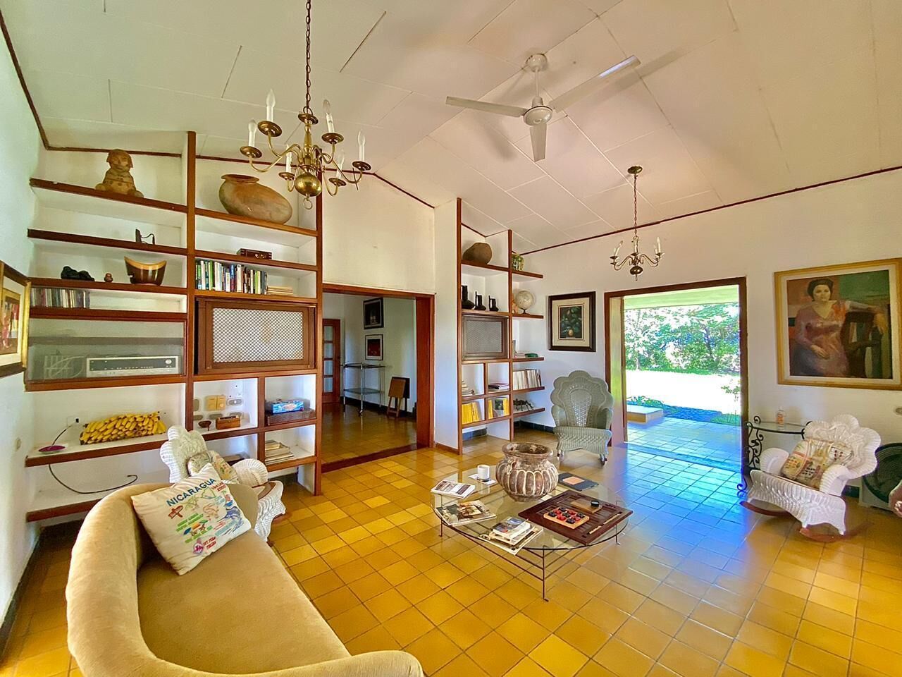 Télévision, lecteur de DVD, livres, vidéothèque