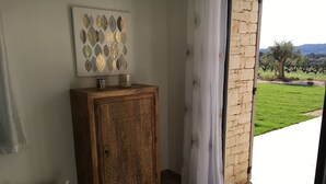 Un meuble en bois orné de sculptures complexes, un panier tressé et un élément décoratif à accrocher au mur.