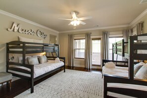 4 Schlafzimmer, Schreibtisch, Bügeleisen/Bügelbrett, Reisekinderbett