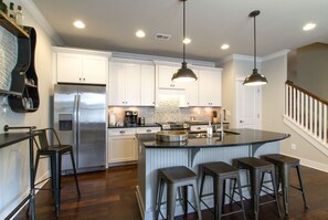 Fridge, microwave, oven, stovetop - Downtown Dream - Extra Bedding - Mins To Broadway (Nashville)