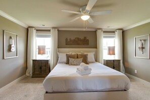 4 bedrooms, desk, iron/ironing board, WiFi - Downtown Dream - Extra Bedding - Mins To Broadway (Nashville)