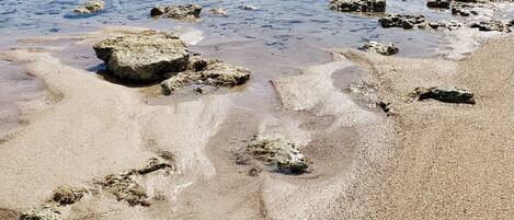 Vlak bij het strand, ligstoelen, strandlakens