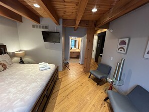 1 bedroom, iron/ironing board, WiFi - Cozy 1-Bedroom Piedmont Suite in Saugatuck – Perfect for Romantic Getaways! (Saugatuck)