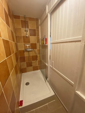 Douche, séchoir à cheveux, serviettes fournies, savon