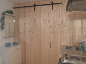 Een koelkast, een magnetron, een oven, een kookplaat