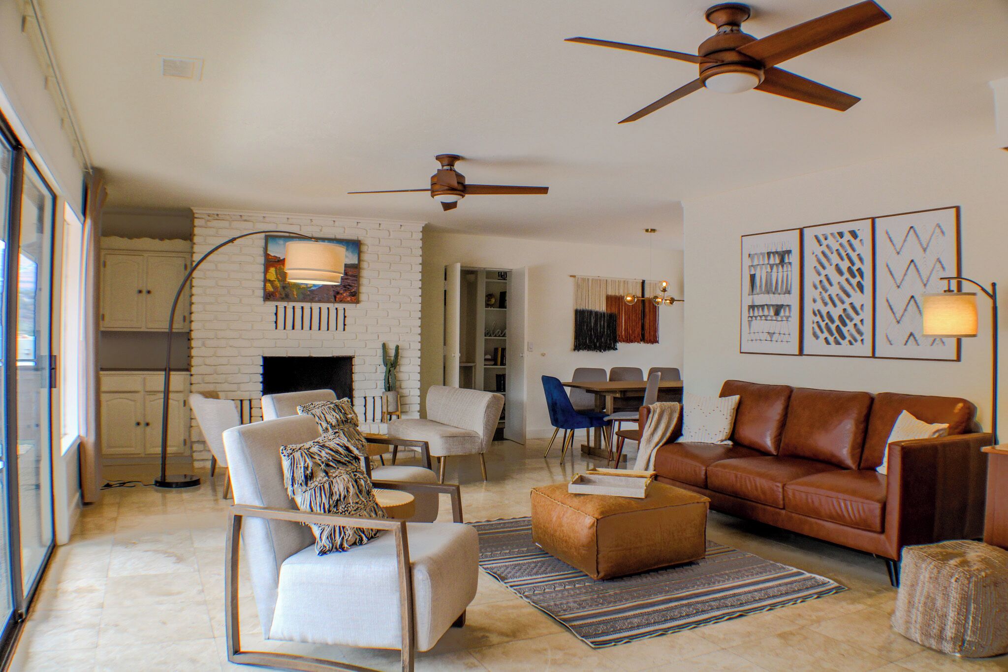 Een smart-tv, een dvd-speler en boeken