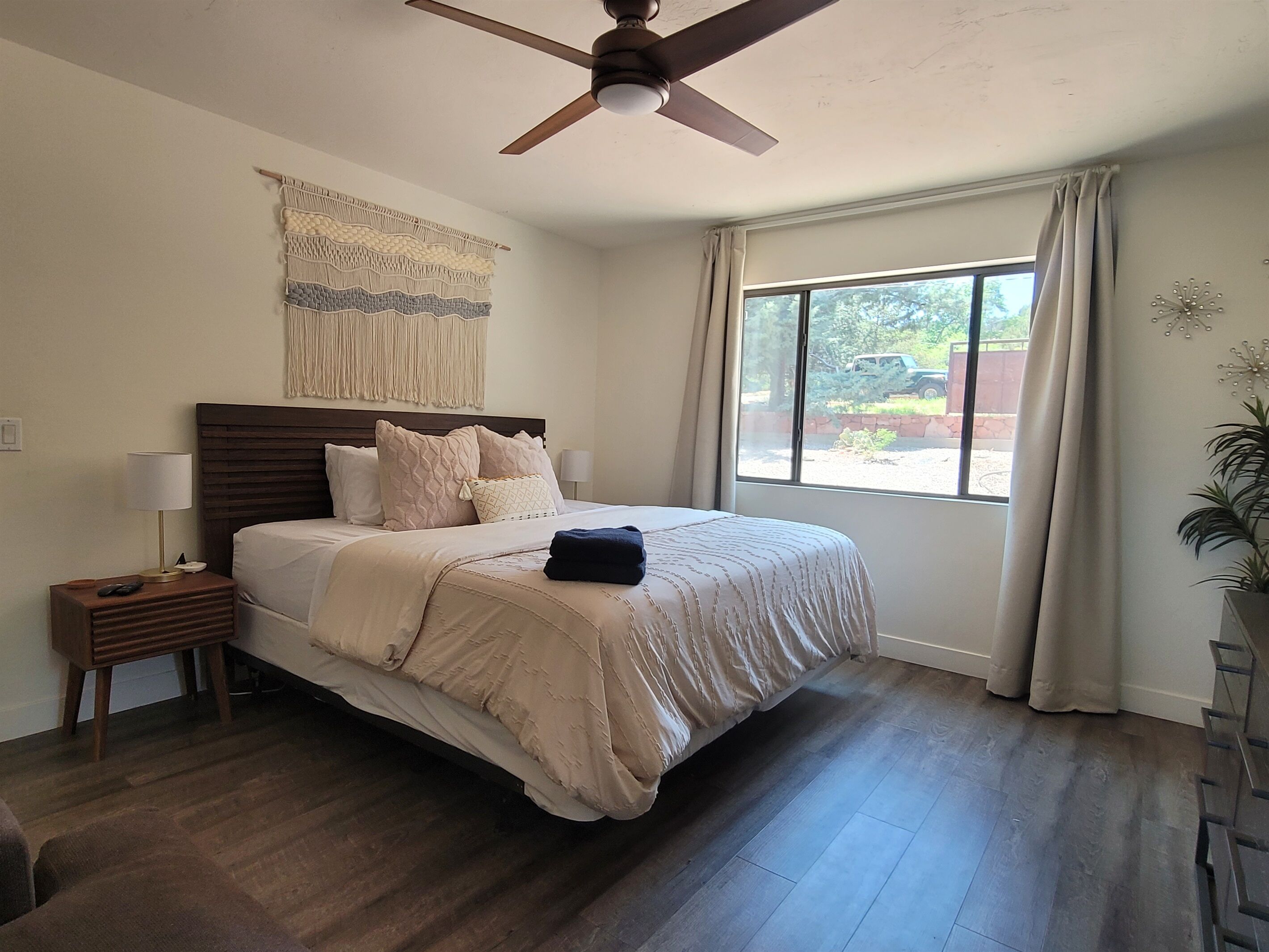 3 slaapkamers, een bureau, een strijkplank/strijkijzer, reisbedje