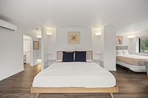 3 habitaciones, escritorio y tabla de planchar con plancha
