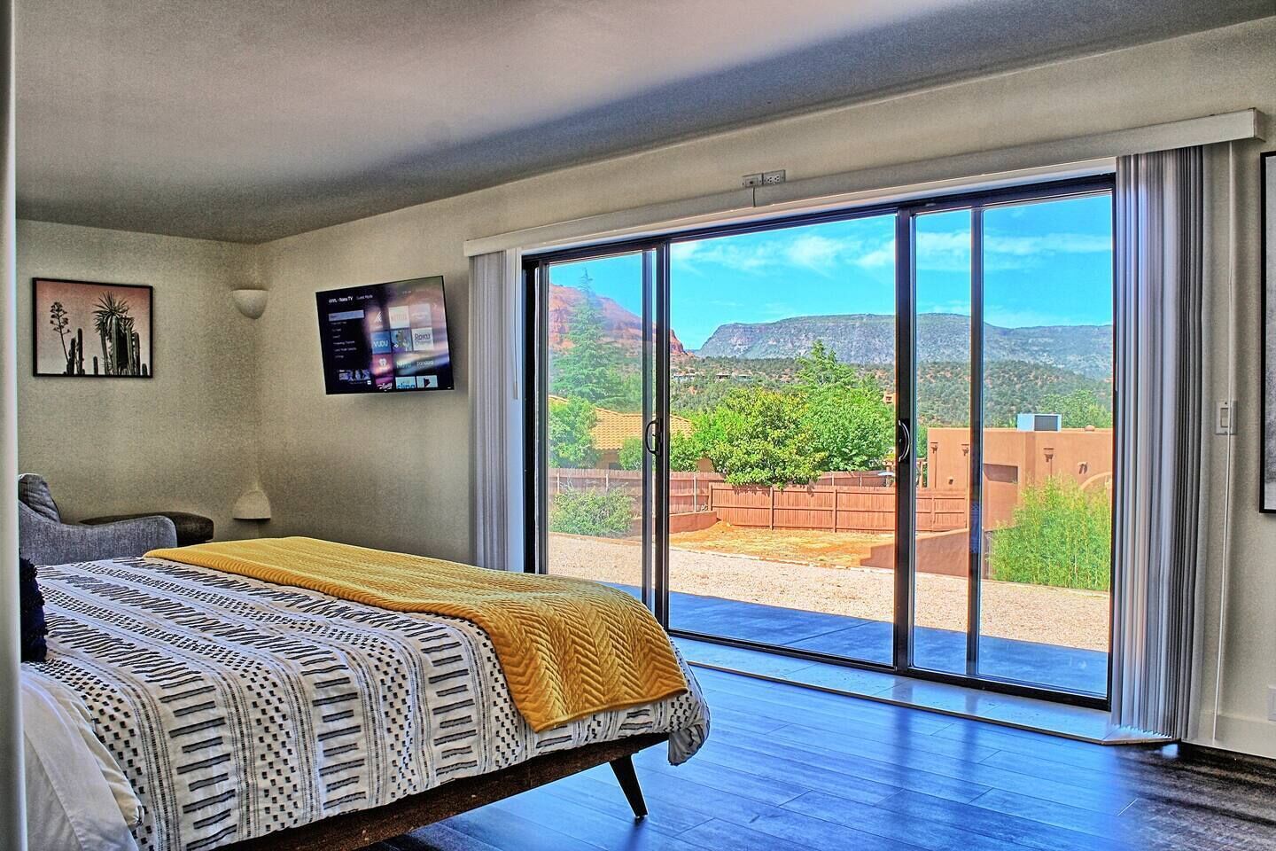 3 habitaciones, escritorio y tabla de planchar con plancha 