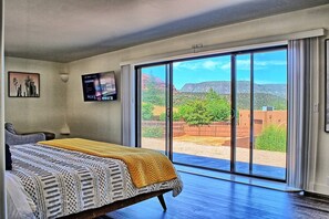 3 slaapkamers, een bureau, een strijkplank/strijkijzer, reisbedje