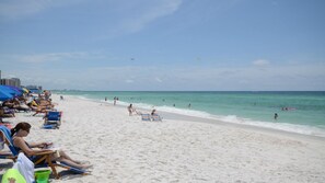 On the beach - Spacious Condo, Steps from Beach, Water Park and Golf Courses within 4 miles! (Destin)